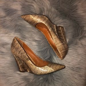 Rachel Roy Rrallie snake skin wedges size 8